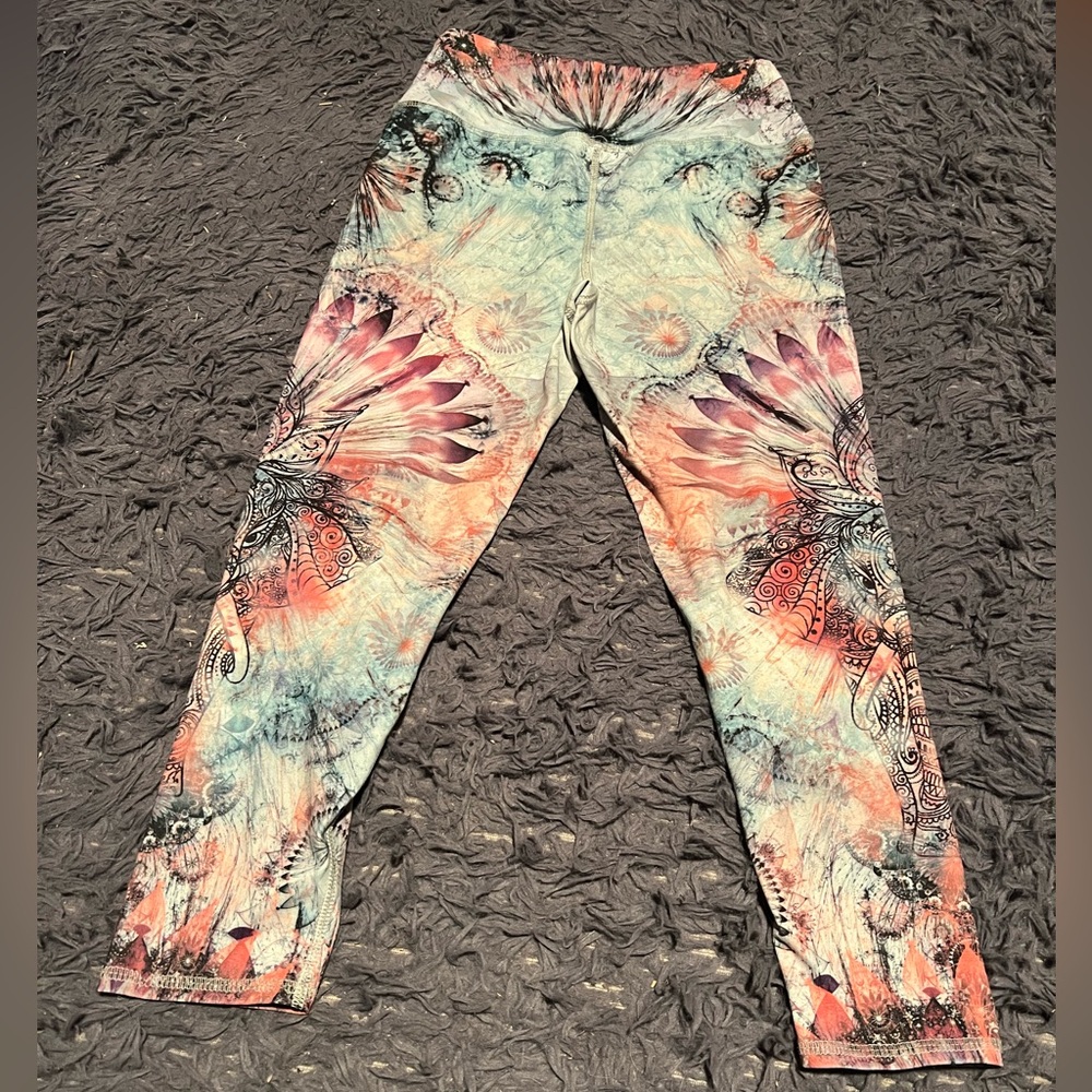 Sz M Evolution & Creation elephant design multicolor capri length leggings